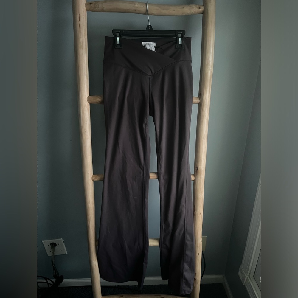 Garage cross over flare leggings. Dark purple.